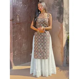 Aaghnya Geometric Printed Sleeveless Square Neck Indie Prints Straight Kurta-picture-15