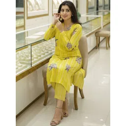 Aaghnya Women Floral Printed Regular Kurta with Trousers-image-19