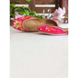 Amaryllis for her Women Printed Mojaris Flats-picture-29