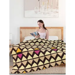 Aura Black & Yellow Geometric Printed Microfiber 300 GSM AC Room Double Bed Comforter-image-11