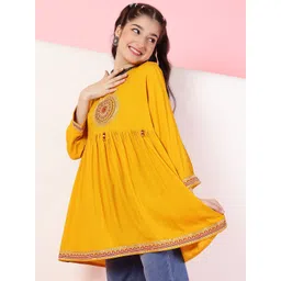 BAESD Embroidered Top-picture-13