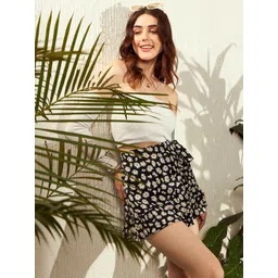 Berrylush Women Floral Printed High Rise Shorts image 3