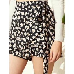 Berrylush Women Floral Printed High Rise Shorts image 2