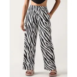 Bewakoof White Print Cotton Regular Fit Pyjamas-picture-41