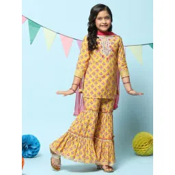 BIBA Girls Kids Yellow & Pink Floral Print Kurta Set-picture-29