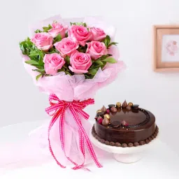 Blissful Chocolate Cake With Blooming Pink Roses Bouquet-picture-29