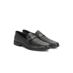Buxton Men Textured Round Toe Leather Formal Loafers image 3