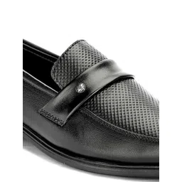 Buxton Men Textured Round Toe Leather Formal Loafers image 2