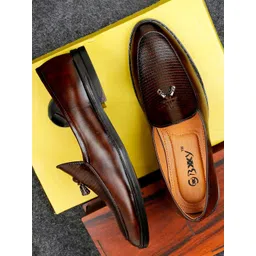 Bxxy Men Textured Round Toe Loafers-picture-39
