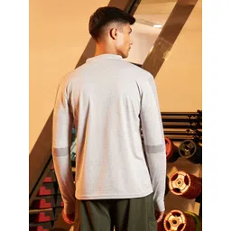 Campus Sutra Men Solid High Neck T-shirt image 4