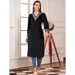 CENSAL Ethnic Motifs Embroidered V-Neck Thread Work Velvet Thread Work Kurta-picture-14