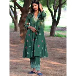 Chidiyaa Women Green Printed Pure Cotton Kurta with Trousers-picture-19