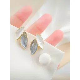 COOLWOOL Korean Leaf Shaped Studs image 5