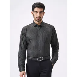 Cottonking Men Vertical Striped Spread Collar Cotton Formal Shirt-picture-17