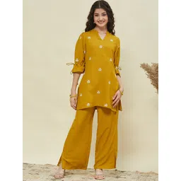 CurlyTales Girls Floral Embroidered Regular Kurta with Palazzos-picture-21