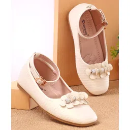 Cute Walk by Babyhug Bellies with Buckle Closure Floral Applique - Beige-picture-23