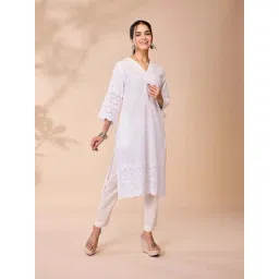 Daali White Cotton Regular Fit Embroidered Kurta-picture-25