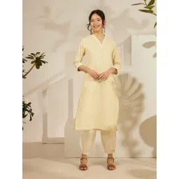 Daali Yellow Poly Linen V Neck 3/4 Sleeves Smart Formals Kurta with Two Pockets-picture-26