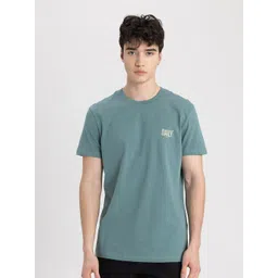 DeFacto Men Solid Applique T-shirt-image-3