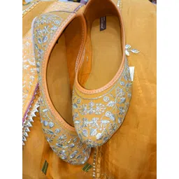 DESI COLOUR Embroidered Ethnic Mojaris-picture-33