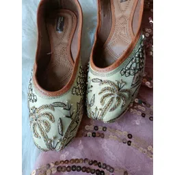 DESI COLOUR Women Embellished Ethnic Mojaris-picture-29