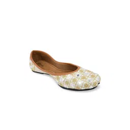 DESI COLOUR Women White Embellished Leather Ethnic Mojaris Flats-picture-27