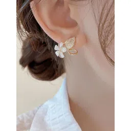 DIVASTRI Floral Studs Earrings image 2