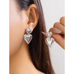 DIVASTRI Heart Shaped Studs Earrings image 3