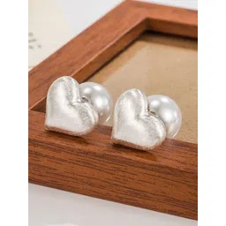 DIVASTRI Heart Shaped Studs Earrings image 5