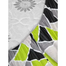 Divine Casa Green & Grey 144 TC Queen Bedsheet with 2 Pillow Covers image 5