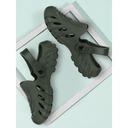 DRACKFOOT Men Self Design Clogs-picture-19