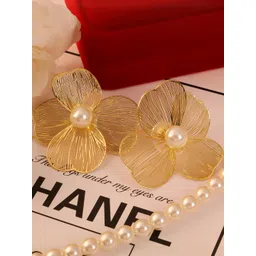 DressBerry Gold-Plated Pearls Floral Studs-picture-22