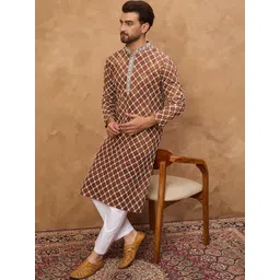Ethnic Bay Men Embroidered Thread Work Kurta image 2