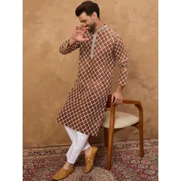 Ethnic Bay Men Embroidered Thread Work Kurta image 5