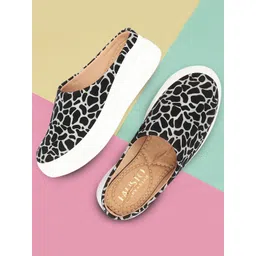 FAUSTO Women Printed Velvet Lightweight Clogs-picture-24