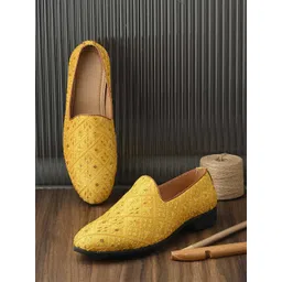 FOOTLOOSE Men Embelished Mojaris-picture-38