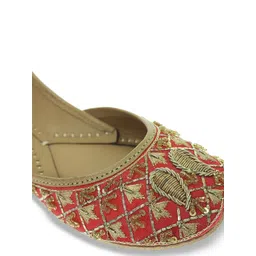 Fulkari Embellished Round Toe Leather Mojaris image 5