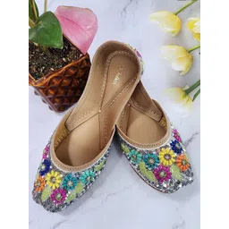 Fulkari Women Embellished Leather Ethnic Mojaris Flats-picture-19