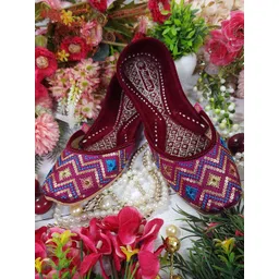 Fulkari Women Embellished Round Toe Ethnic Mojaris Flats-picture-16