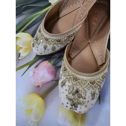 Fulkari Women Ethnic Embellished Mojaris Flats-picture-28