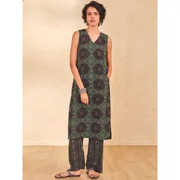 Global Desi Floral Printed V-Neck Kurta With Trousers-picture-25