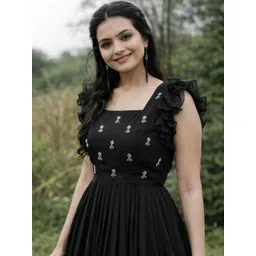 GLOSIA DESIGN Women Ombre Embroidered Tiered Thread Work Kurta with Trousers-picture-47