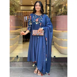 GoSriKi Women Printed Kurta with Palazzos & Dupatta-image-40