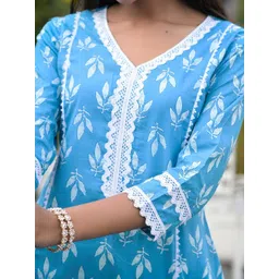Hatheli Lace Insert Floral Printed A-Line Kurta image 3