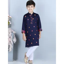 Here&Now X Kinder Kids Boys Floral Embroidered Regular Thread Work Pure Cotton Kurta with Trousers-picture-17