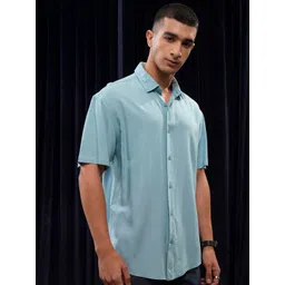 HIGHLANDER Men Solid Spread Collar Relaxed Fit Casual Shirt image 4