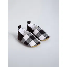 Hopscotch Boys Black Checkered Cotton Crib Booties-picture-13