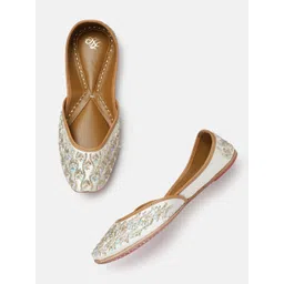 House of Pataudi Women Embellished Ethnic Mojaris-picture-18