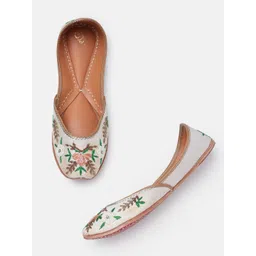 House of Pataudi Women Floral Embroidered & Embellished Ethnic Mojaris-picture-18