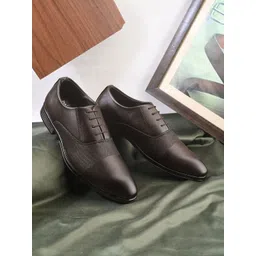 INVICTUS Men Textured Lightweight Oxford Formal Shoes-picture-15